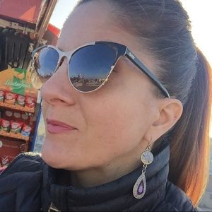 Meet your Posher, Ladan